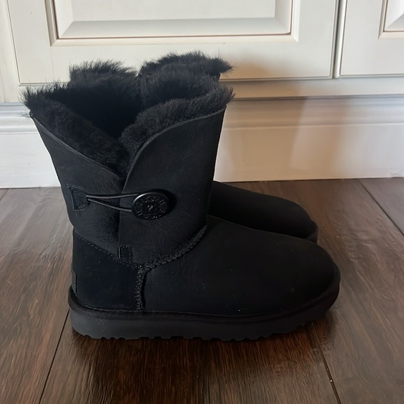 NWT UGG Button Bailey Boots - Picture 6 of 10
